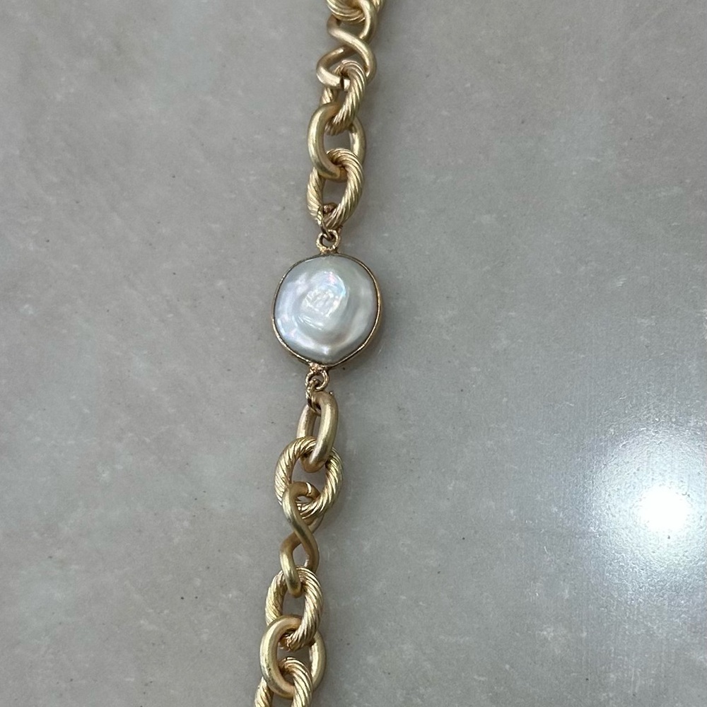 Elegant Gold and Pearl Women's Bracelet